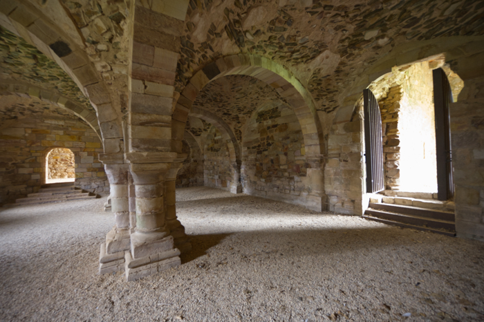 Sala de los monjes del monasterio de Moreruela desde el muro norte